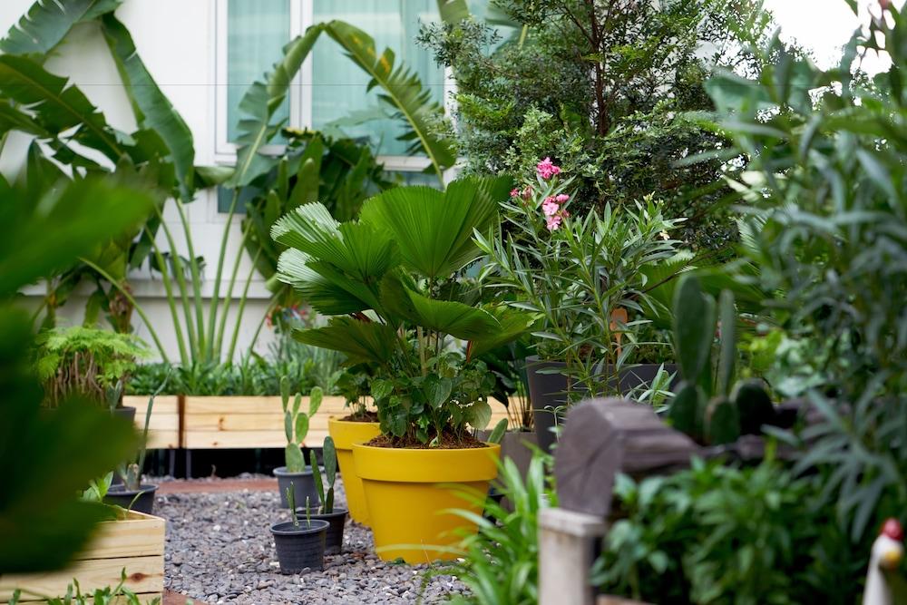 Dusit Suites Hotel Ratchadamri, Бангкок Экстерьер фото A rooftop garden in Singapore