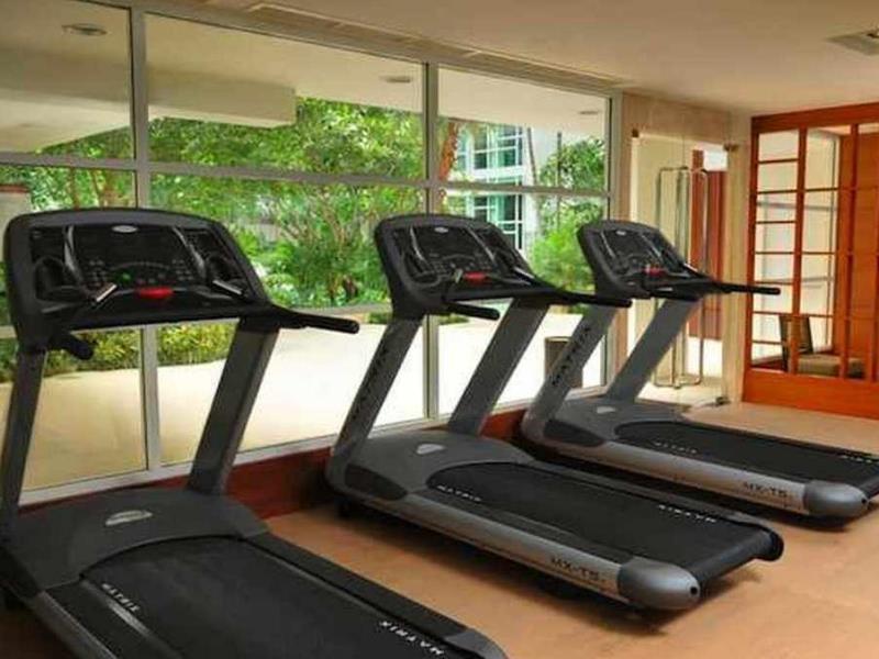 Dusit Suites Hotel Ratchadamri, Бангкок Удобства фото Treadmills in a gym