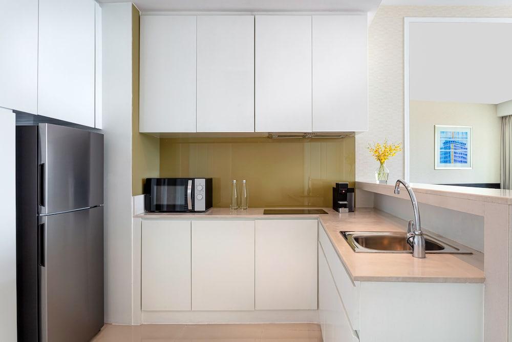 Dusit Suites Hotel Ratchadamri, Бангкок Экстерьер фото A typical kitchen in a serviced apartment