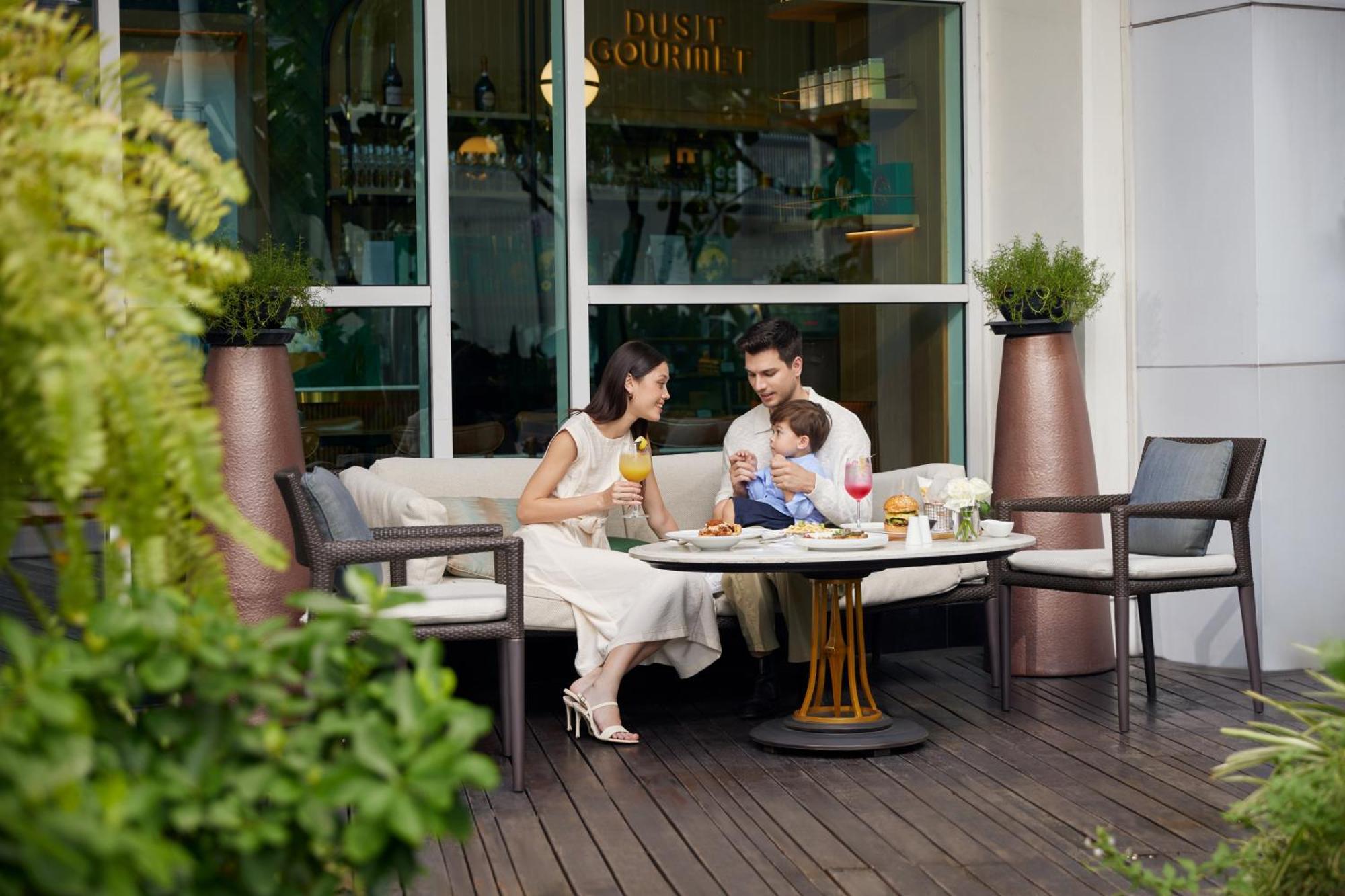 Dusit Suites Hotel Ratchadamri, Бангкок Экстерьер фото Family at the pool deck