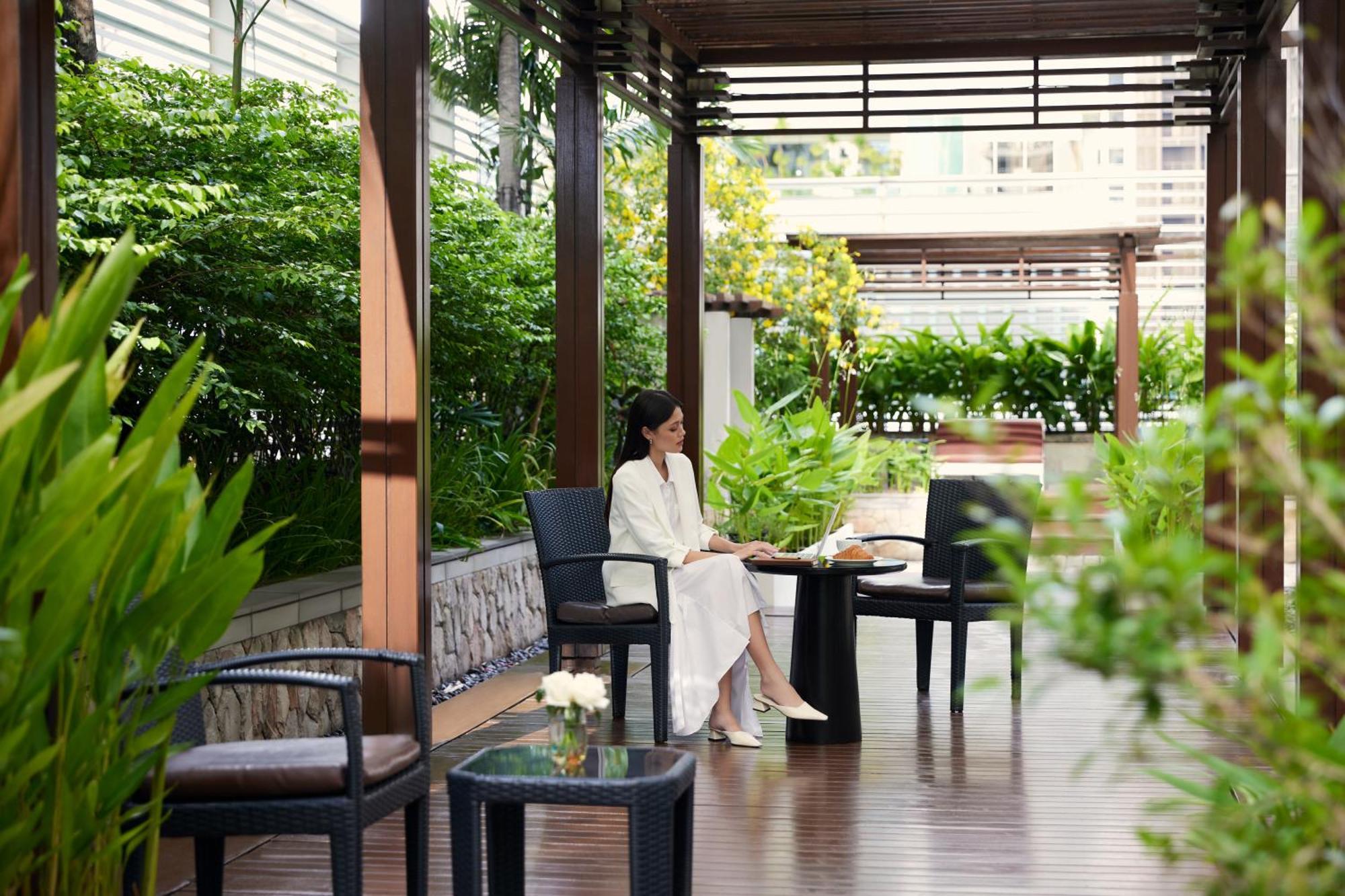 Dusit Suites Hotel Ratchadamri, Бангкок Экстерьер фото The Club at The Landmark, Bangkok