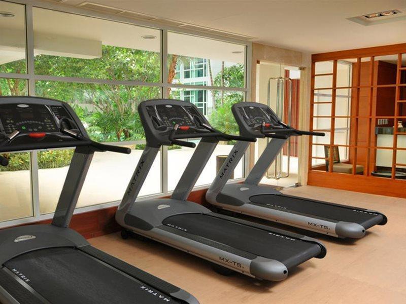 Dusit Suites Hotel Ratchadamri, Бангкок Экстерьер фото Treadmills in a gym