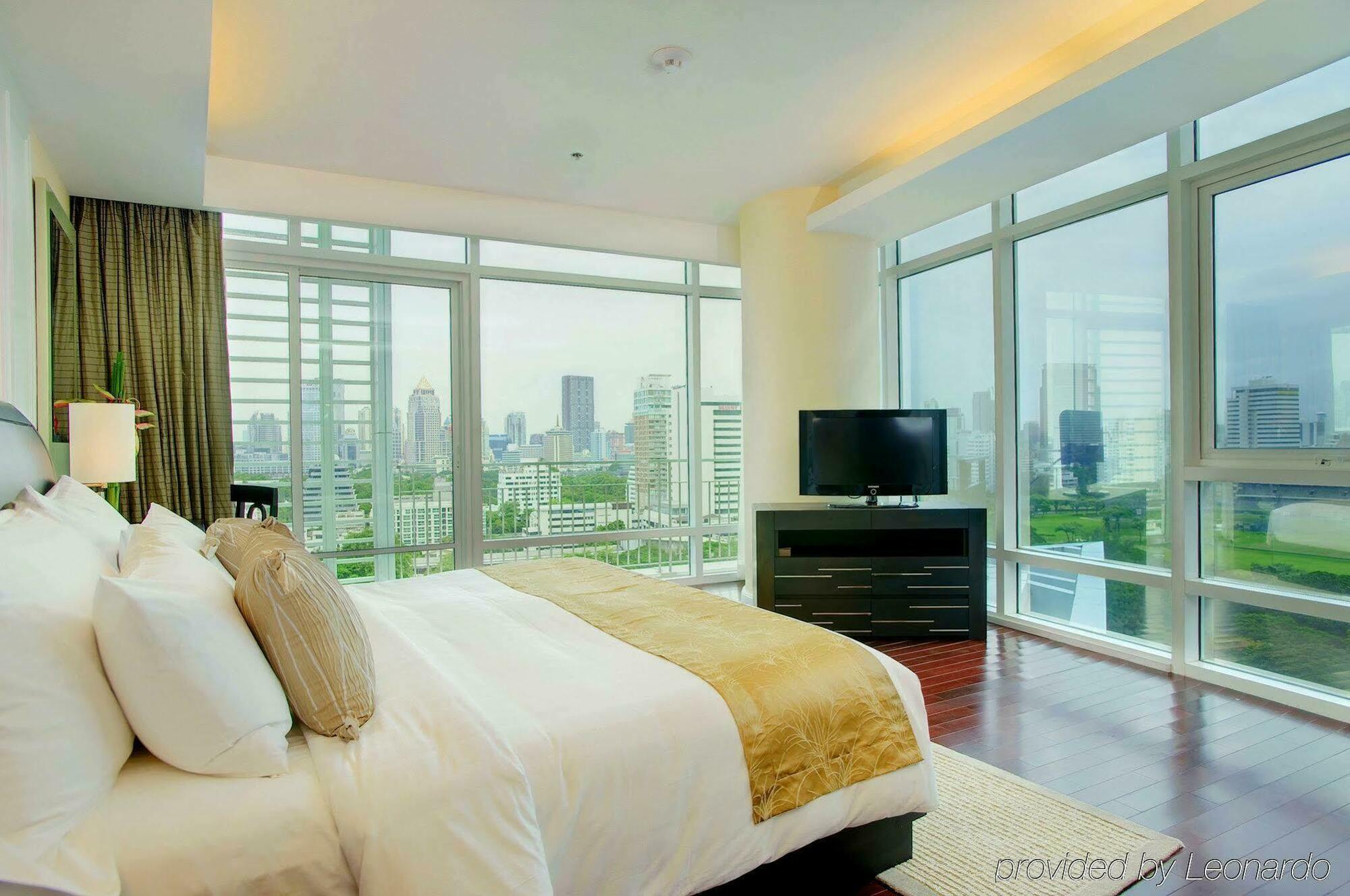 Dusit Suites Hotel Ratchadamri, Бангкок Номер фото A bedroom at The Residences at Greenbelt
