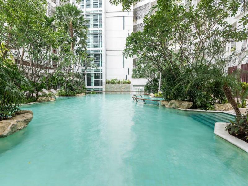 Dusit Suites Hotel Ratchadamri, Бангкок Экстерьер фото The pool at the 10th floor