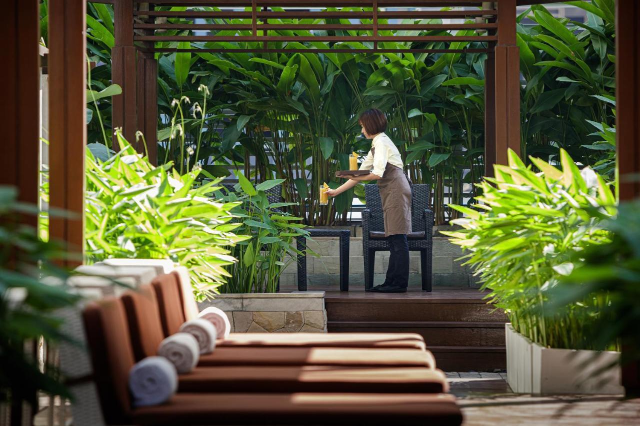 Dusit Suites Hotel Ratchadamri, Бангкок Экстерьер фото A hotel staff serving drinks at a resort